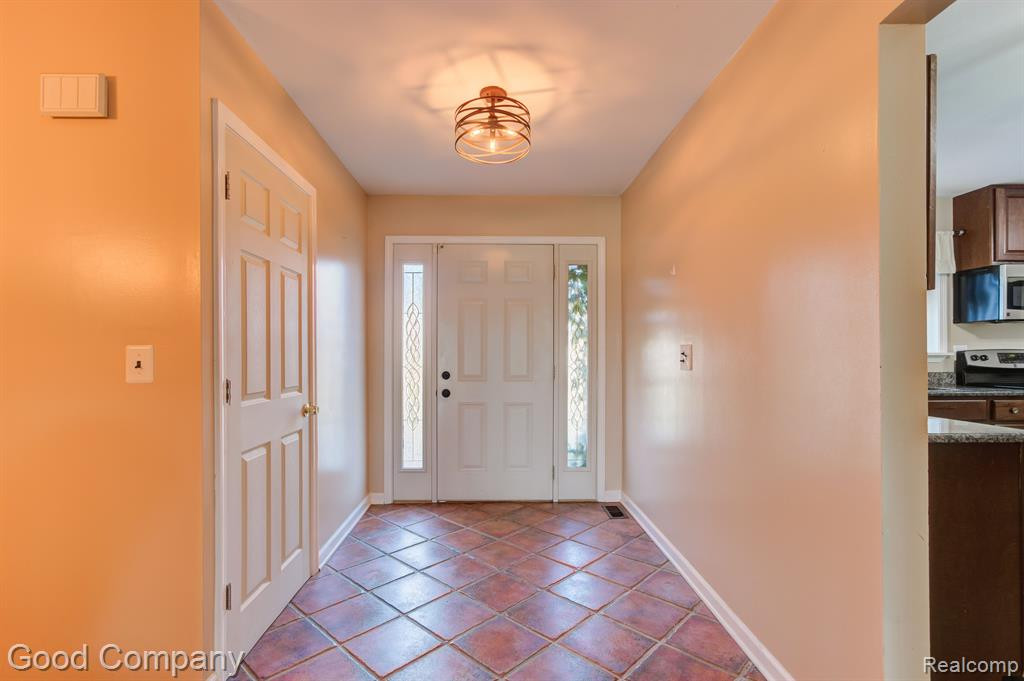 5245 BERWYCK Drive, Troy, MI 48085 — Photo 19