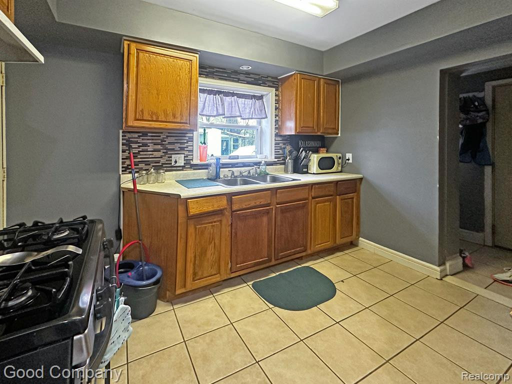 642 N PERRY Street, Pontiac, MI 48342 — Photo 7