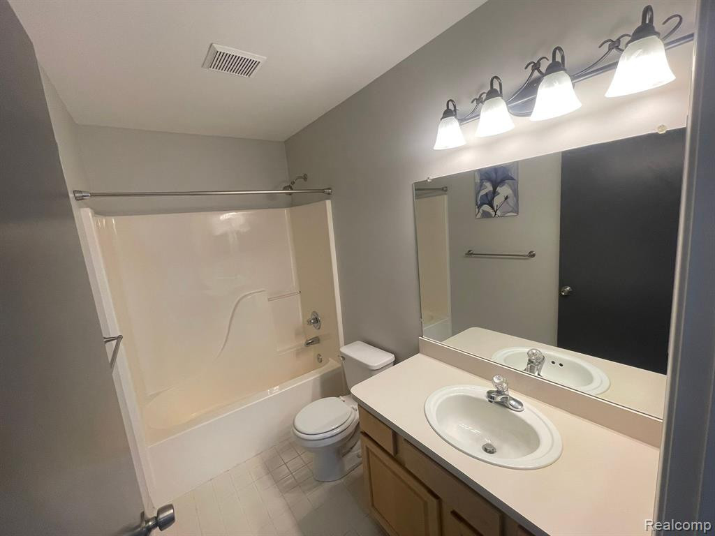 38156 SARATOGA Circle, Farmington Hills, MI 48331 — Photo 17