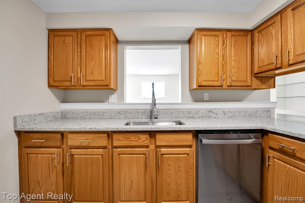 664 JAMESTOWN Road, Auburn Hills, MI 48326 — Photo 4