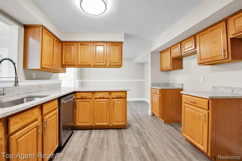 664 JAMESTOWN Road, Auburn Hills, MI 48326 — Photo 5