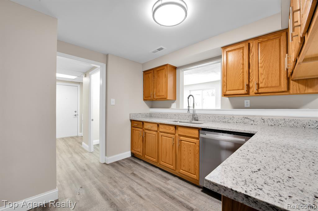 664 JAMESTOWN Road, Auburn Hills, MI 48326 — Photo 6