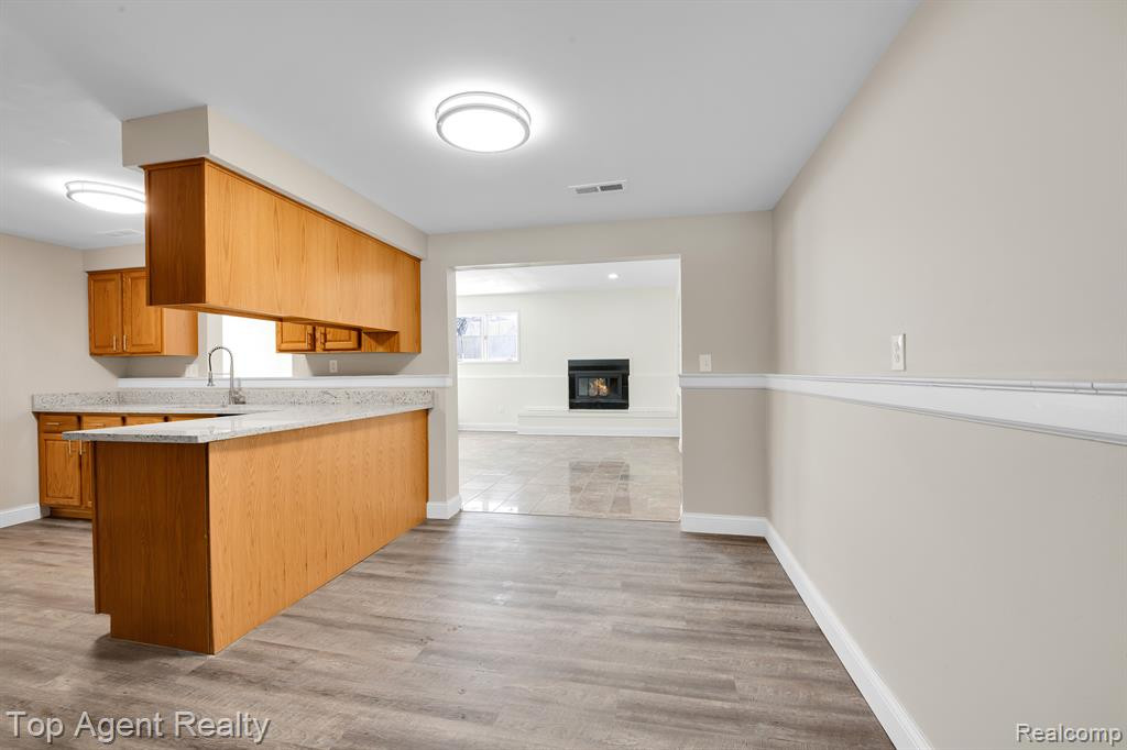 664 JAMESTOWN Road, Auburn Hills, MI 48326 — Photo 7