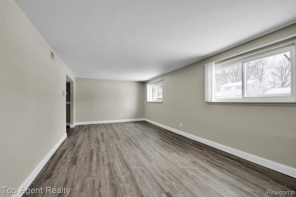 664 JAMESTOWN Road, Auburn Hills, MI 48326 — Photo 12
