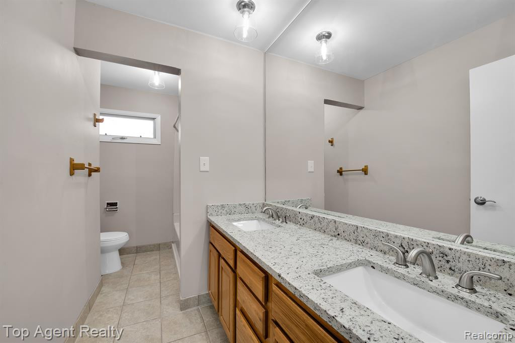 664 JAMESTOWN Road, Auburn Hills, MI 48326 — Photo 14