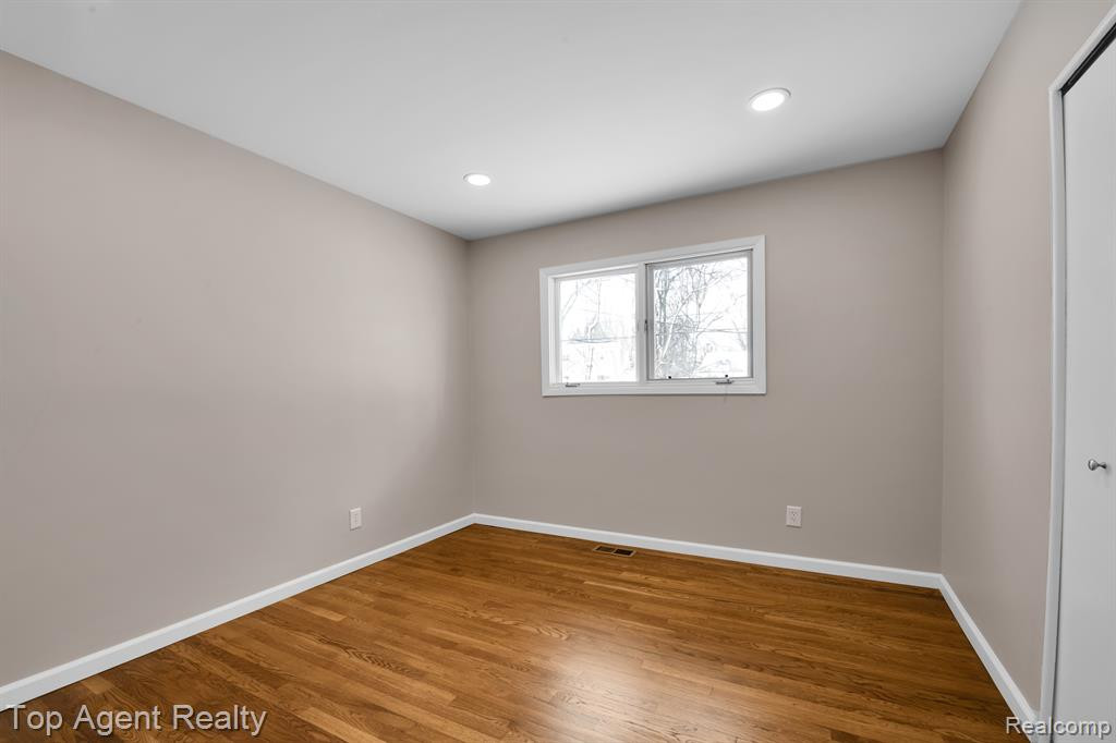 664 JAMESTOWN Road, Auburn Hills, MI 48326 — Photo 15