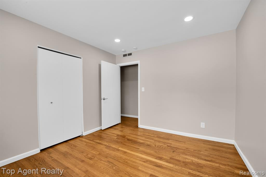 664 JAMESTOWN Road, Auburn Hills, MI 48326 — Photo 16