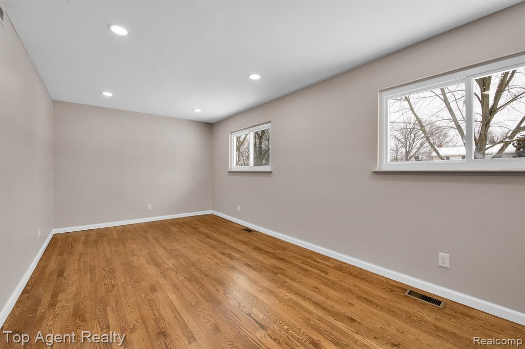 664 JAMESTOWN Road, Auburn Hills, MI 48326 — Photo 17