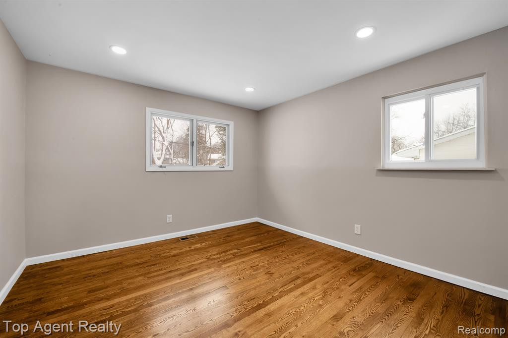664 JAMESTOWN Road, Auburn Hills, MI 48326 — Photo 19