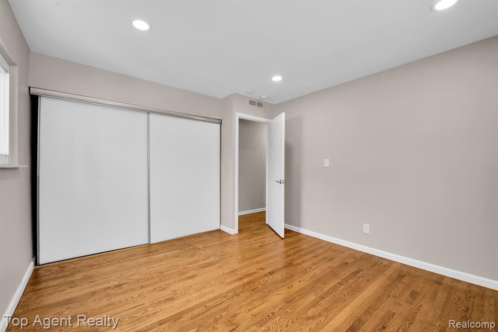 664 JAMESTOWN Road, Auburn Hills, MI 48326 — Photo 20