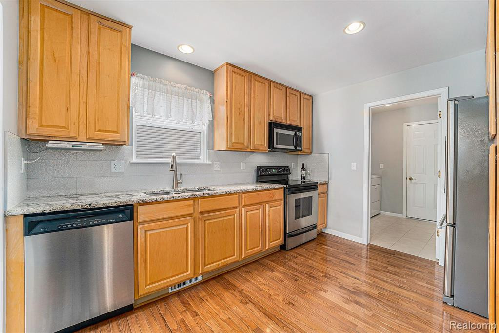 2132 RED MAPLE Lane, Commerce Twp, MI 48390 — Photo 10
