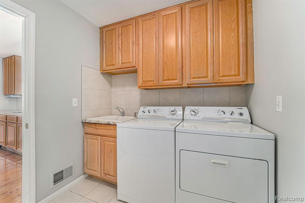 2132 RED MAPLE Lane, Commerce Twp, MI 48390 — Photo 11