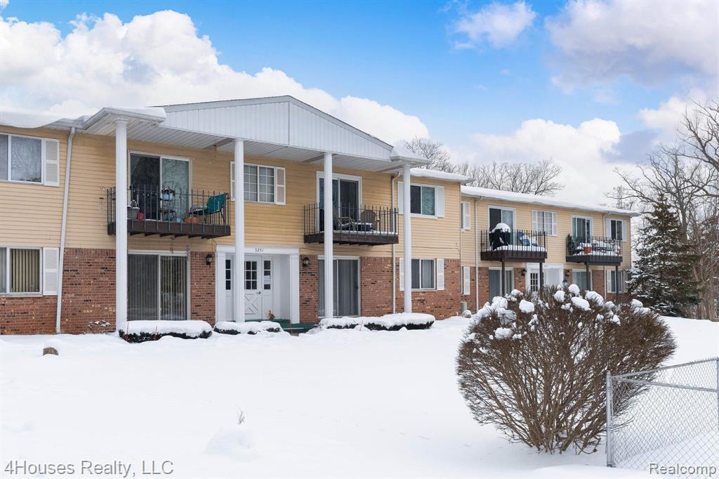 5251 HIGHLAND Road, 114, Waterford, MI 48327 — front exterior