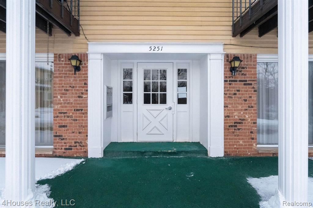 5251 HIGHLAND Road, 114, Waterford, MI 48327 — Photo 2