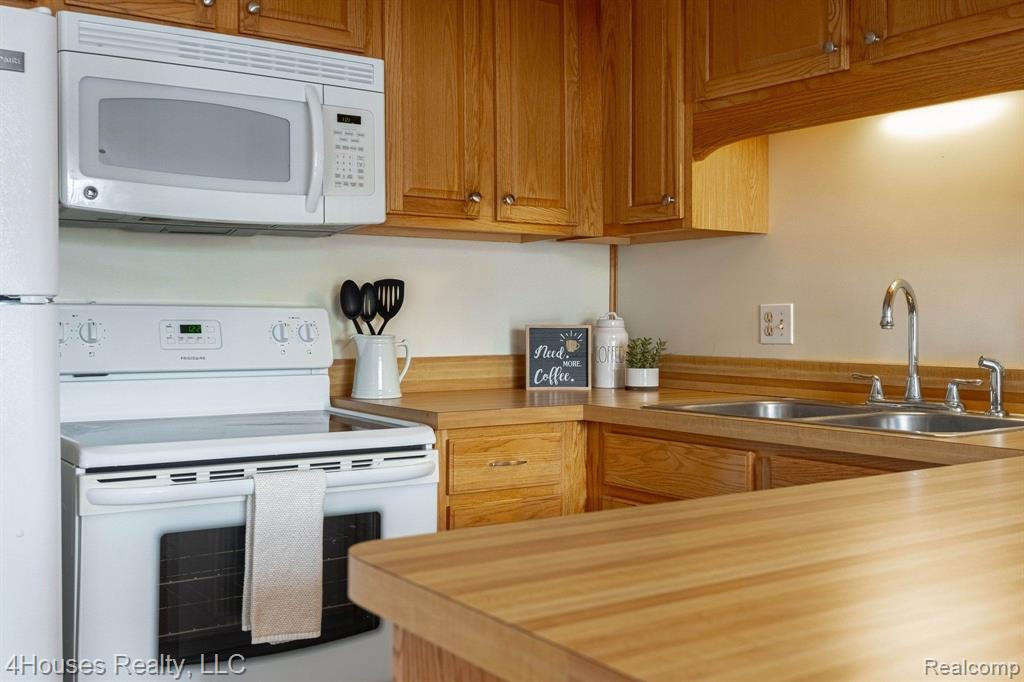 5251 HIGHLAND Road, 114, Waterford, MI 48327 — Photo 21