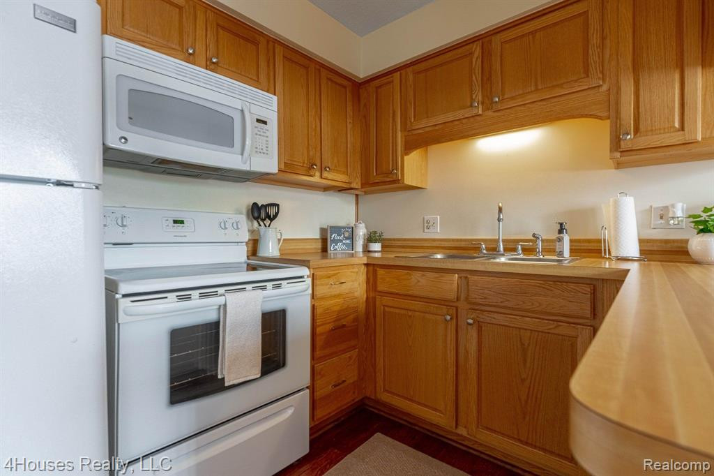 5251 HIGHLAND Road, 114, Waterford, MI 48327 — Photo 22