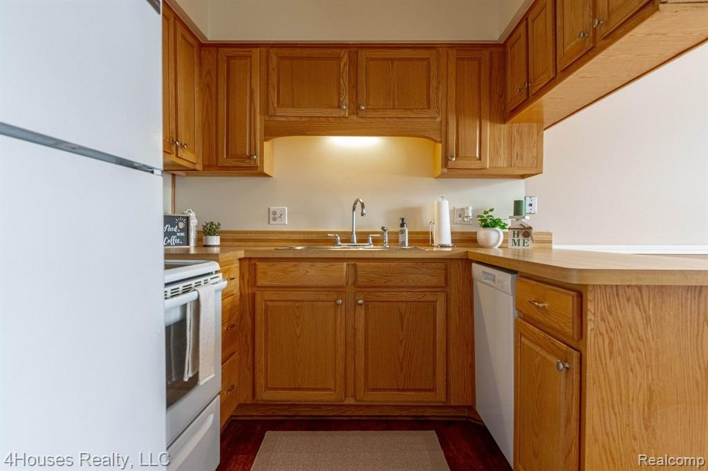5251 HIGHLAND Road, 114, Waterford, MI 48327 — Photo 23