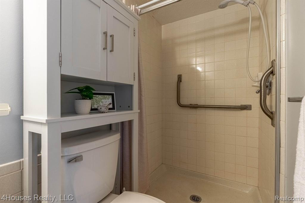 5251 HIGHLAND Road, 114, Waterford, MI 48327 — Photo 31