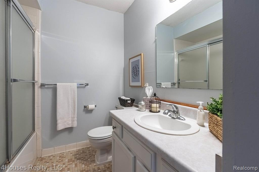 5251 HIGHLAND Road, 114, Waterford, MI 48327 — Photo 36