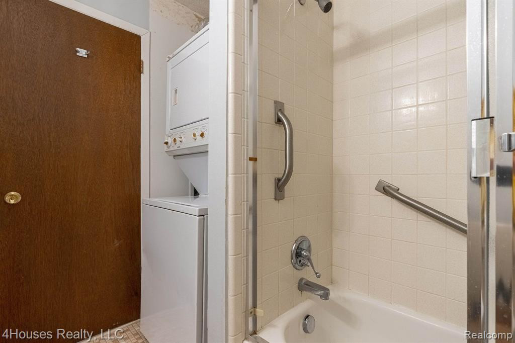 5251 HIGHLAND Road, 114, Waterford, MI 48327 — Photo 37