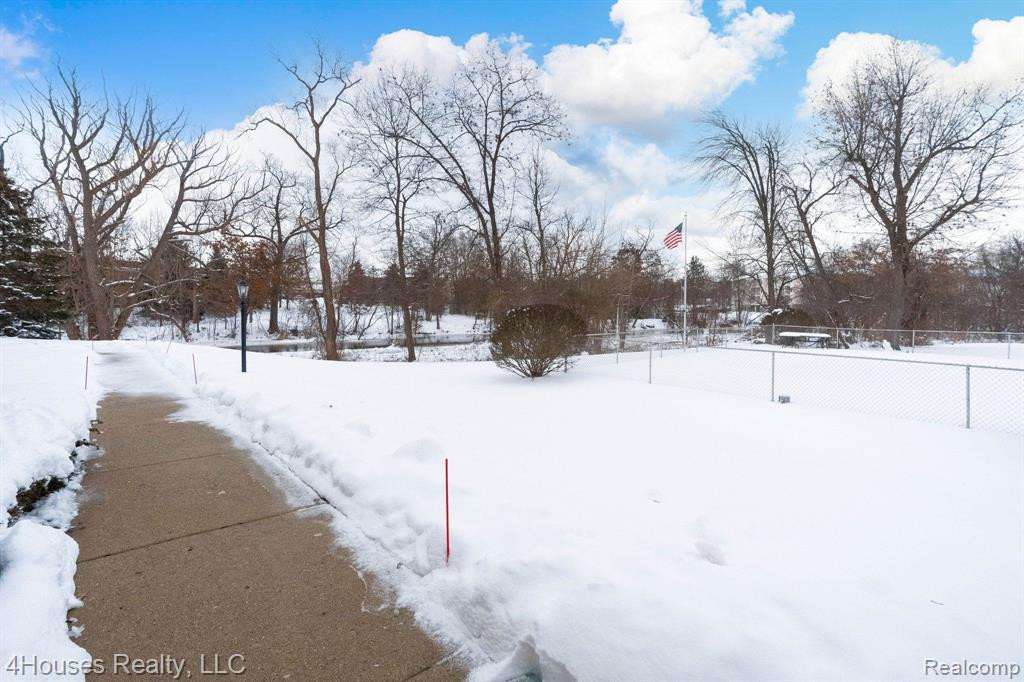 5251 HIGHLAND Road, 114, Waterford, MI 48327 — Photo 42
