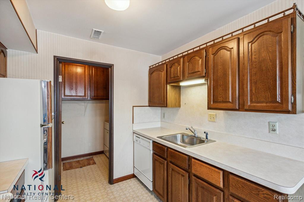 39867 Village Wood Lane, Novi, MI — Photo 17