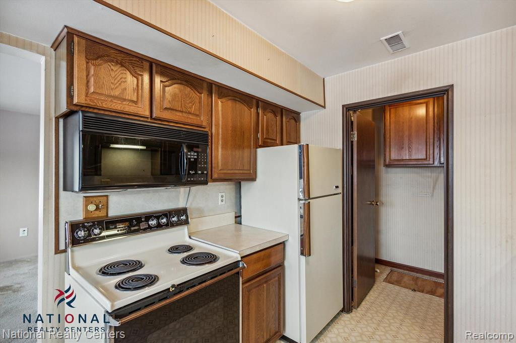 39867 Village Wood Lane, Novi, MI — Photo 18