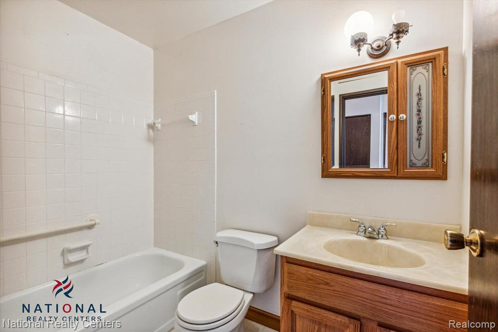 39867 Village Wood Lane, Novi, MI — Photo 34