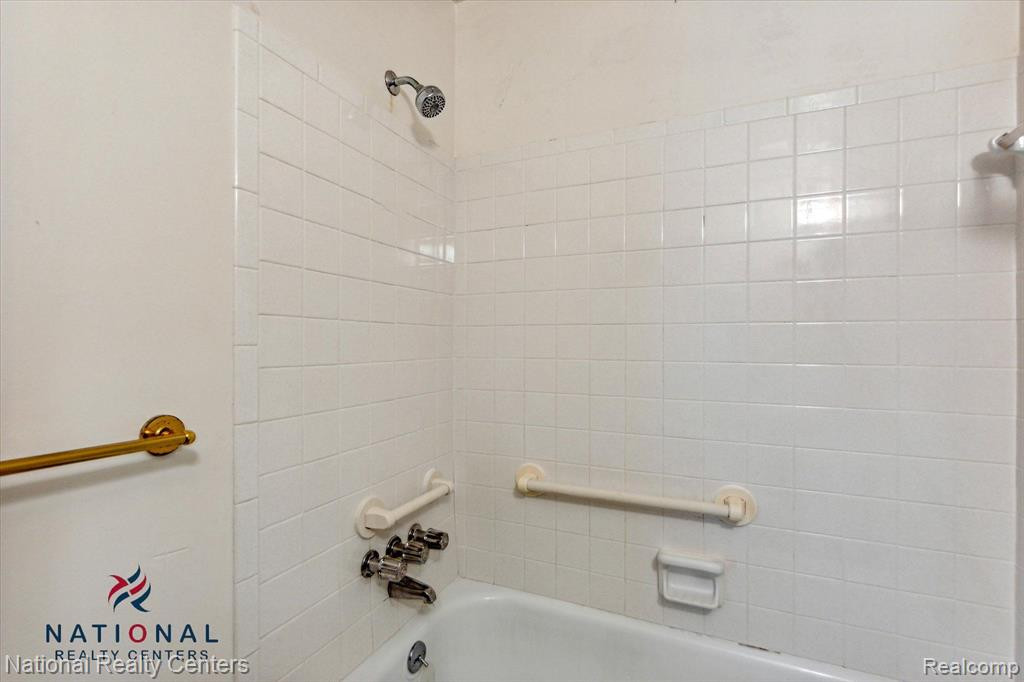 39867 Village Wood Lane, Novi, MI — Photo 35