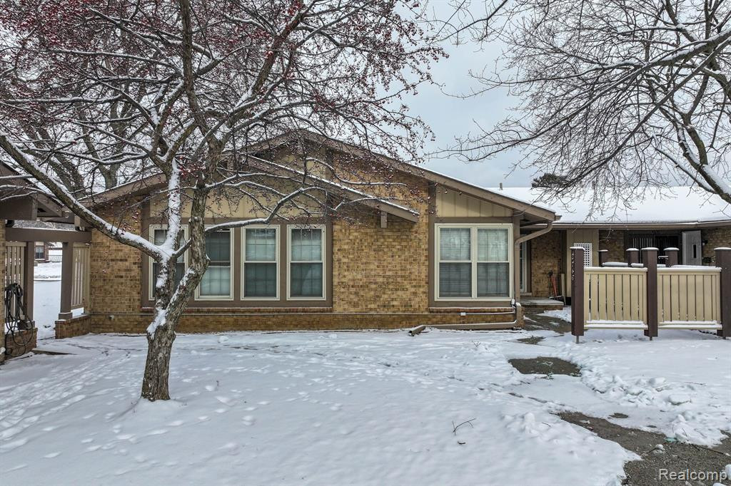 2746 ROUNDTREE Drive, Troy, MI 48083 — front exterior