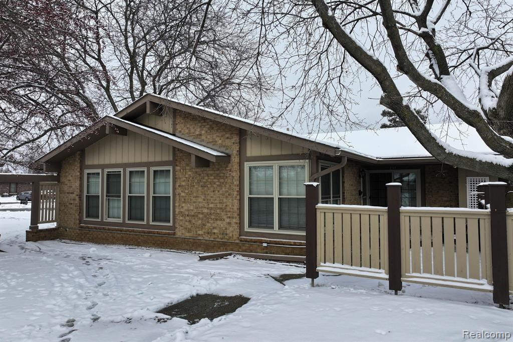 2746 ROUNDTREE Drive, Troy, MI 48083 — Photo 2