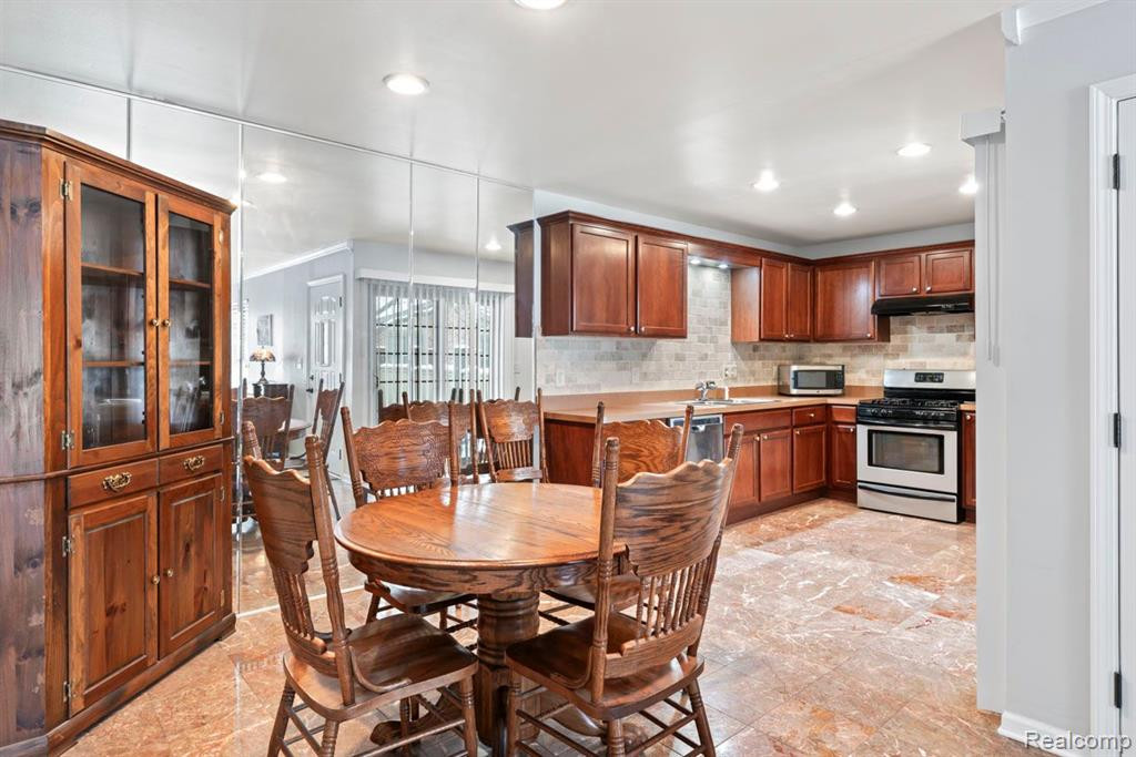 2746 ROUNDTREE Drive, Troy, MI 48083 — Photo 12