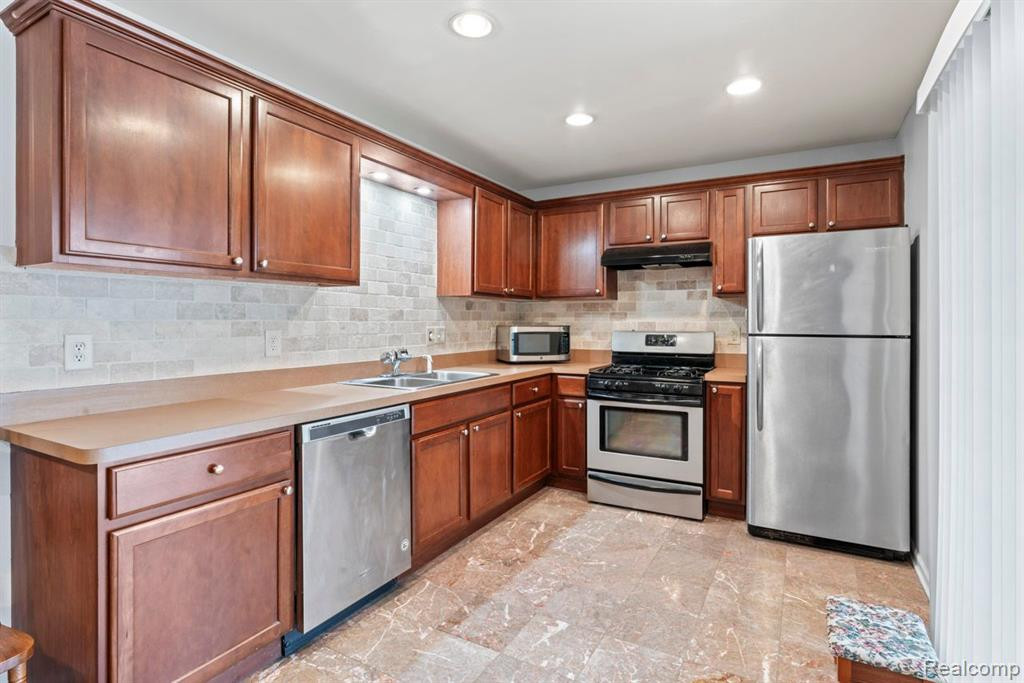 2746 ROUNDTREE Drive, Troy, MI 48083 — Photo 14