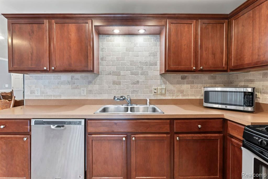2746 ROUNDTREE Drive, Troy, MI 48083 — Photo 15
