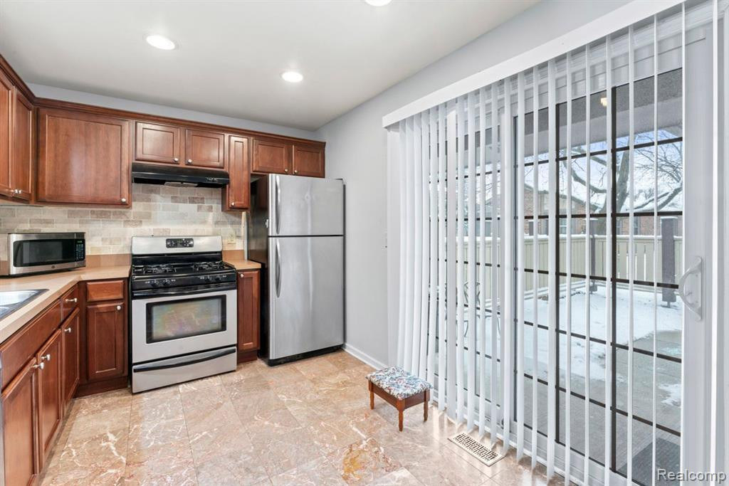 2746 ROUNDTREE Drive, Troy, MI 48083 — Photo 16