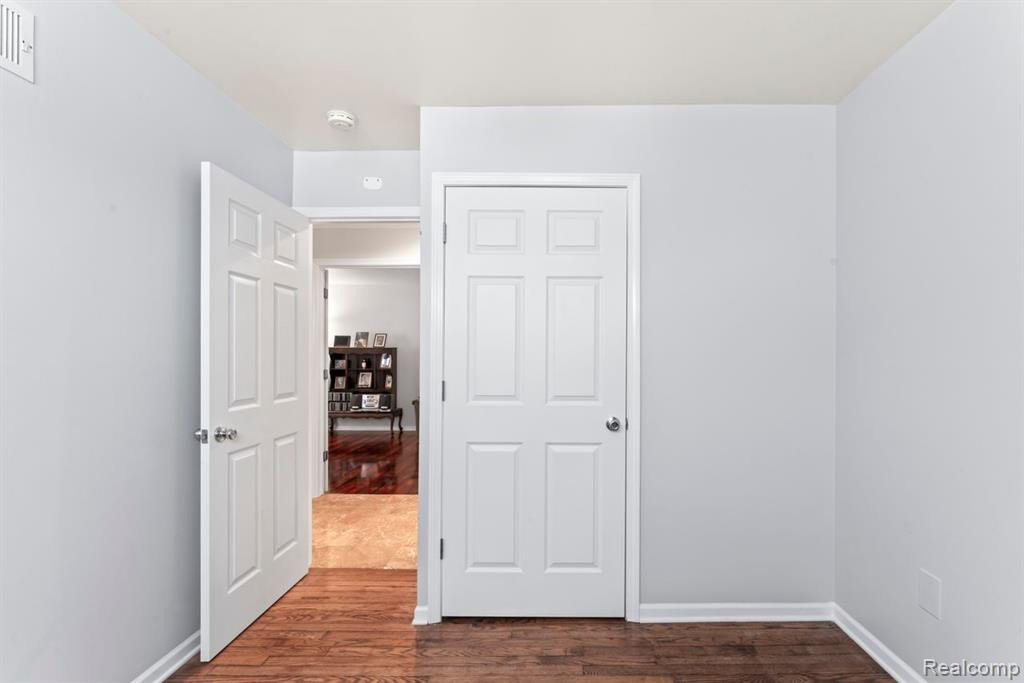 2746 ROUNDTREE Drive, Troy, MI 48083 — Photo 22