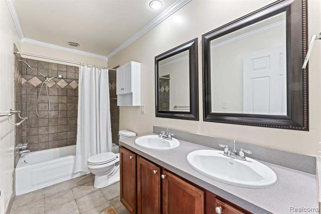 2746 ROUNDTREE Drive, Troy, MI 48083 — Photo 23