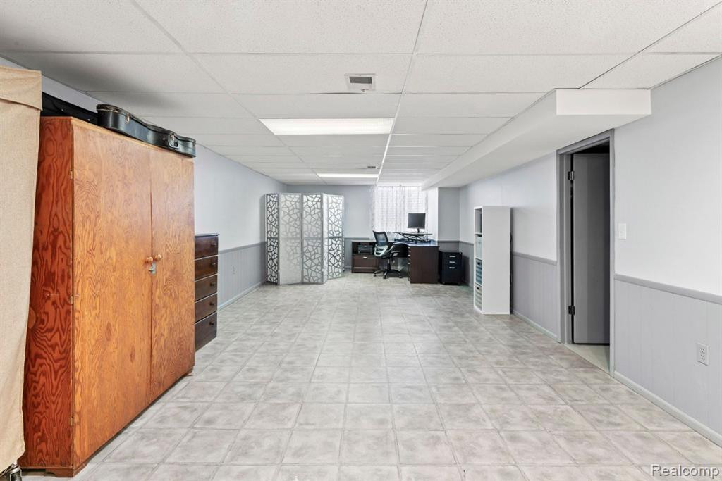 2746 ROUNDTREE Drive, Troy, MI 48083 — Photo 25