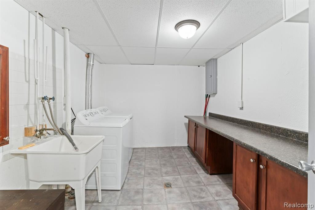 2746 ROUNDTREE Drive, Troy, MI 48083 — Photo 27