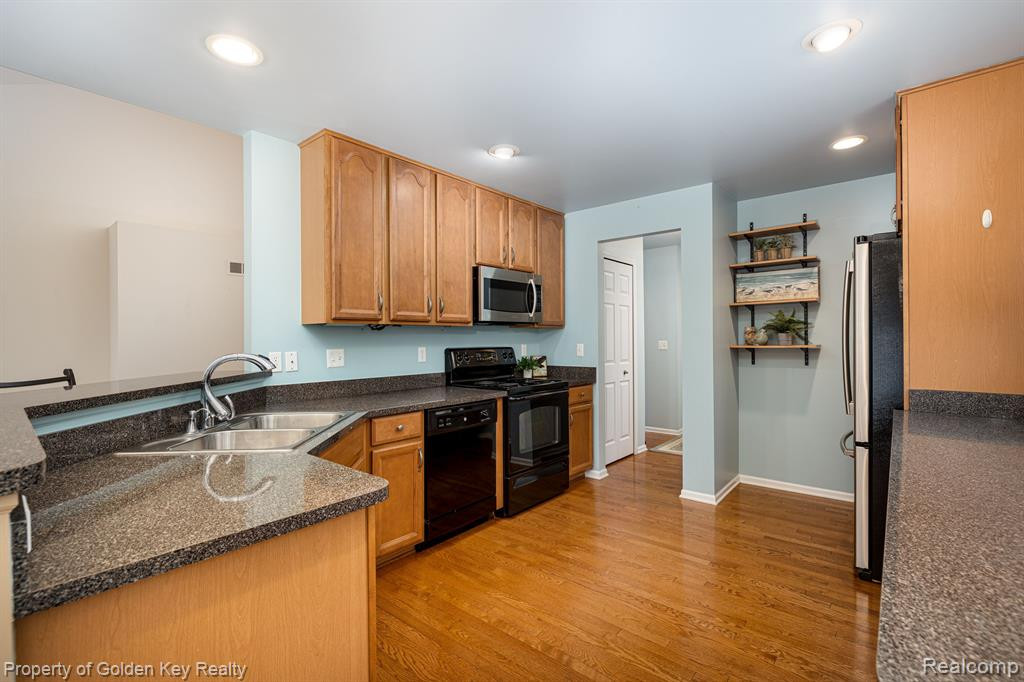 1104 ANDOVER Circle, Walled Lake, MI 48390 — Photo 16