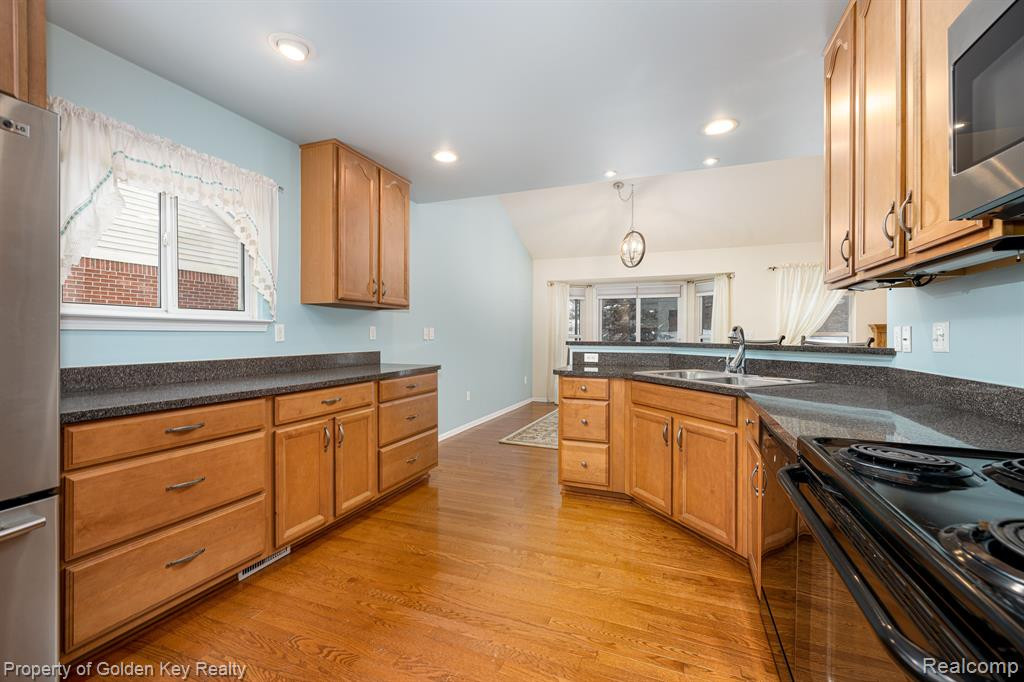 1104 ANDOVER Circle, Walled Lake, MI 48390 — Photo 18