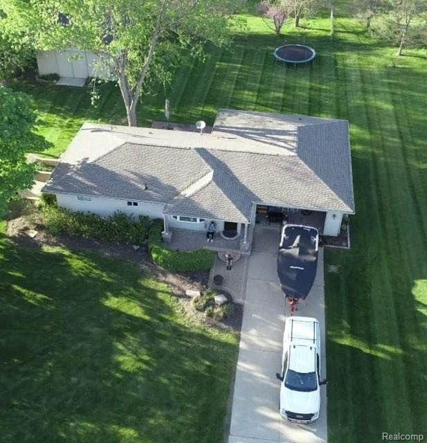 555 E RIDGE Drive, Ortonville, MI 48462 — front exterior