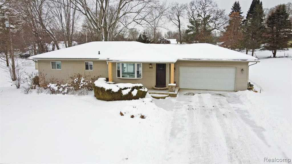 555 E RIDGE Drive, Ortonville, MI 48462 — Photo 5