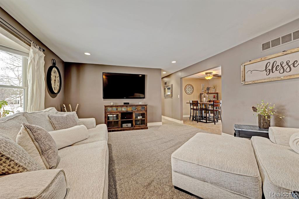 555 E RIDGE Drive, Ortonville, MI 48462 — Photo 8