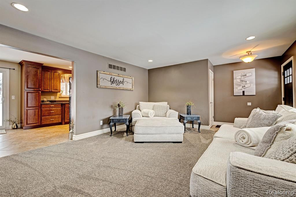555 E RIDGE Drive, Ortonville, MI 48462 — Photo 9