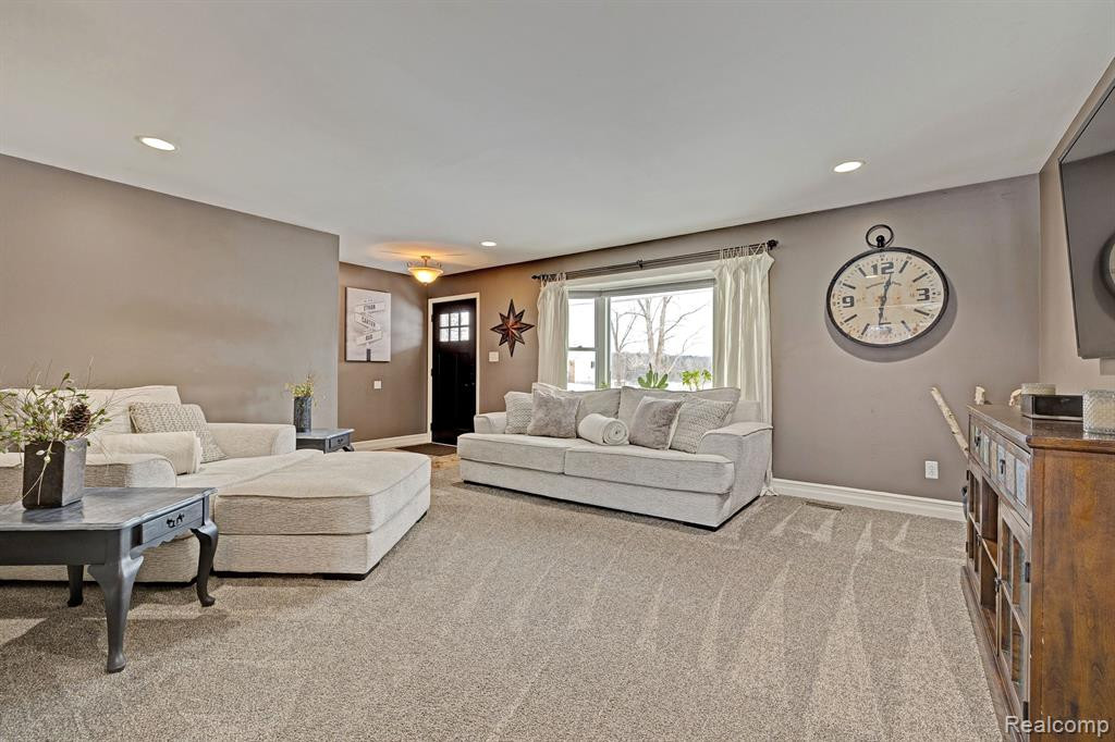 555 E RIDGE Drive, Ortonville, MI 48462 — Photo 10