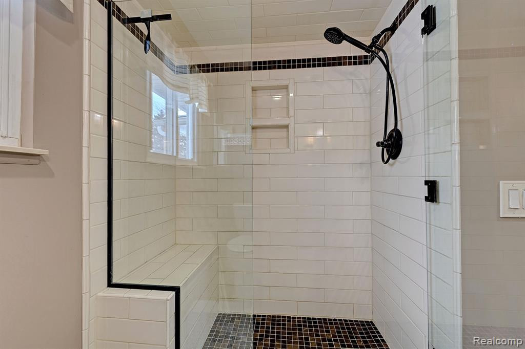 555 E RIDGE Drive, Ortonville, MI 48462 — Photo 12