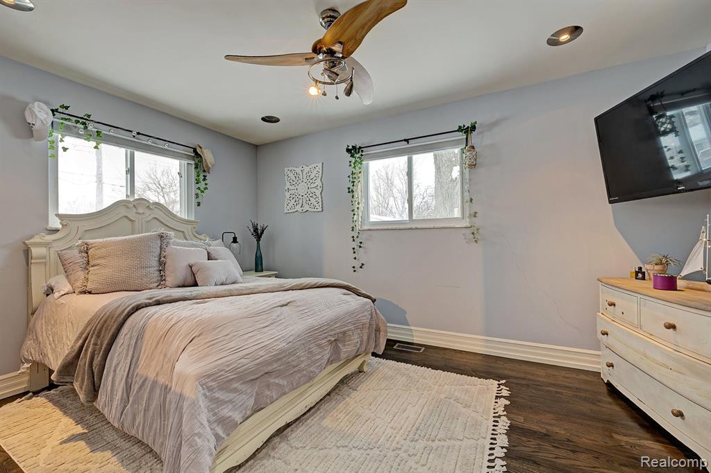 555 E RIDGE Drive, Ortonville, MI 48462 — Photo 17