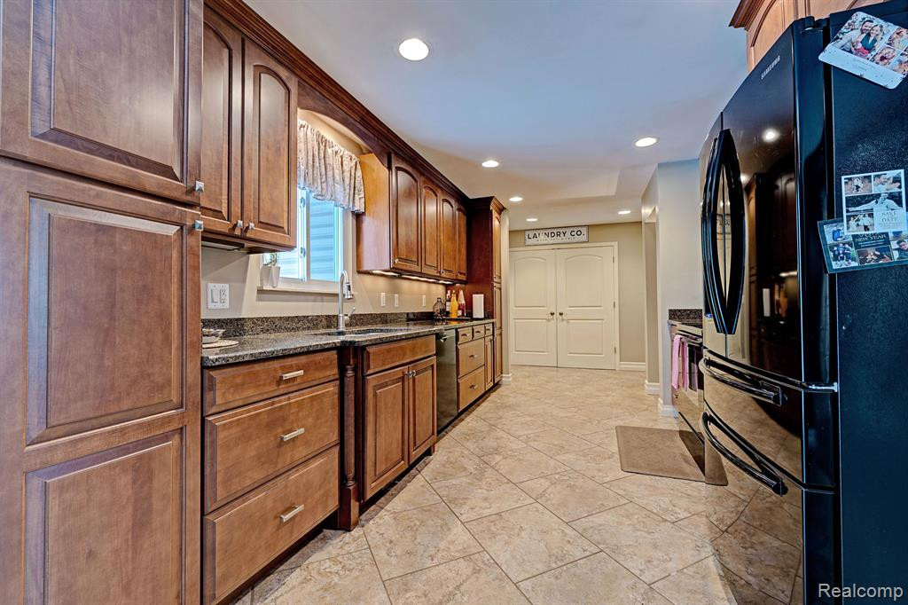 555 E RIDGE Drive, Ortonville, MI 48462 — Photo 23