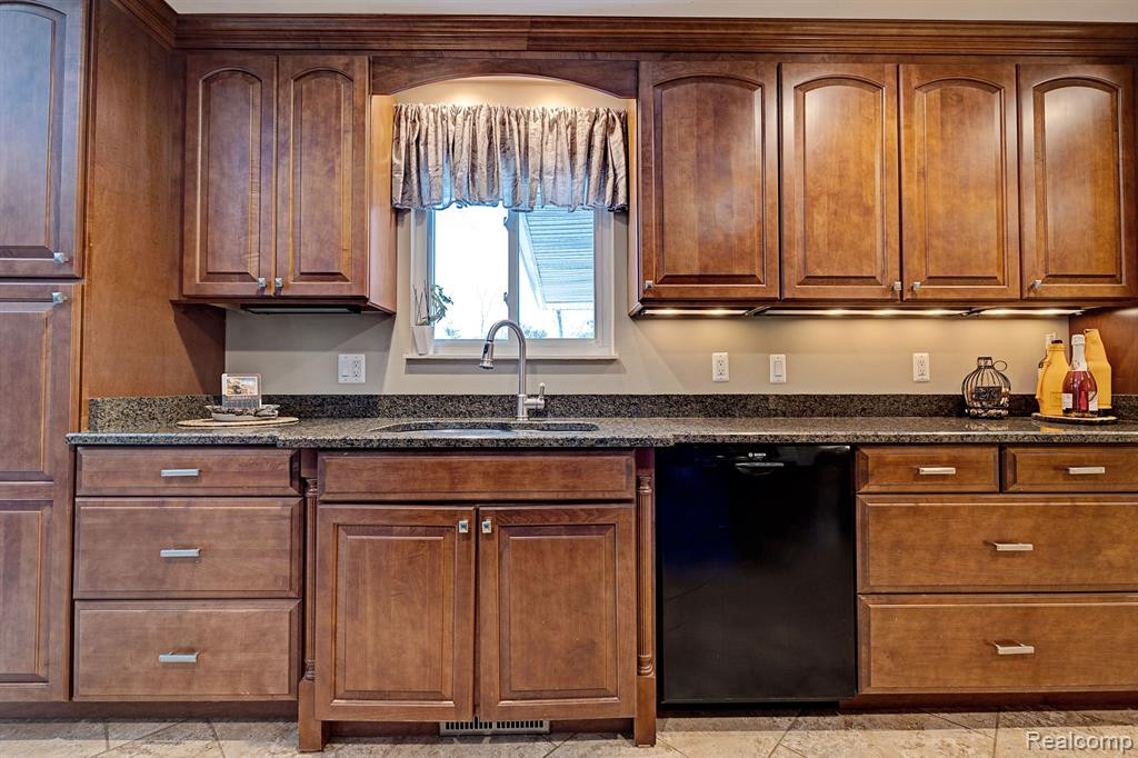555 E RIDGE Drive, Ortonville, MI 48462 — Photo 24